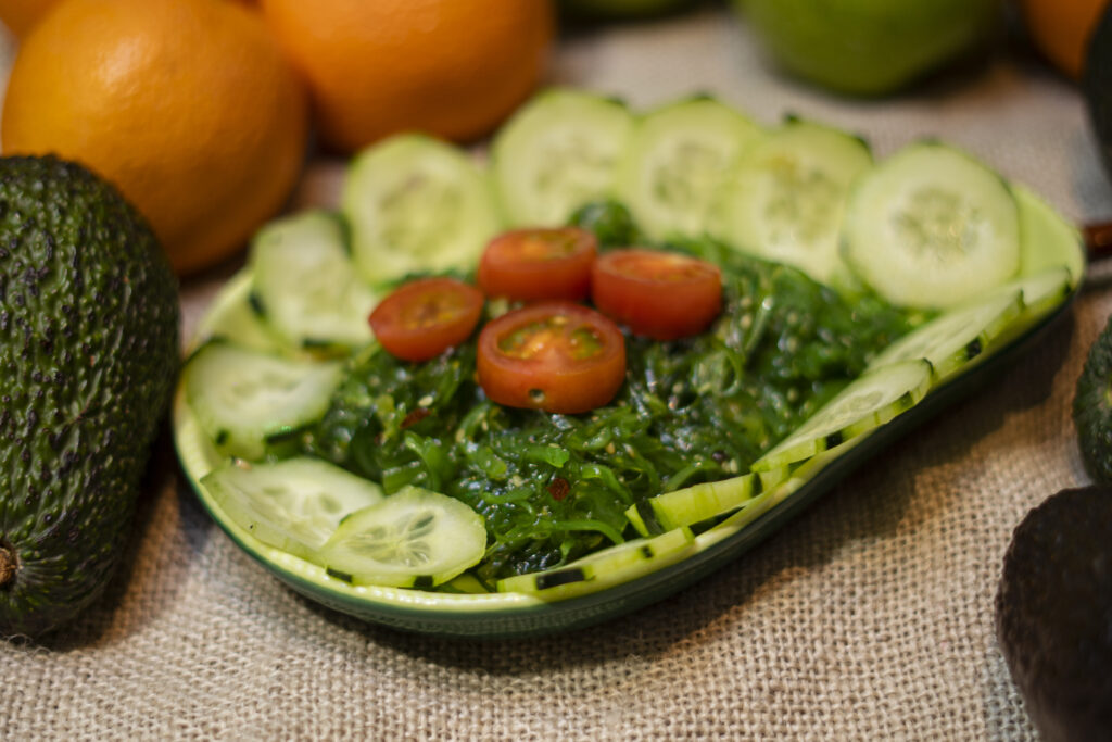 Plato con ensalada alga wakame