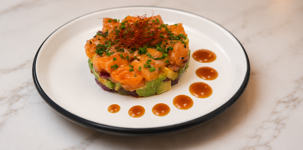PLATO CON TARTAR DE SALMON